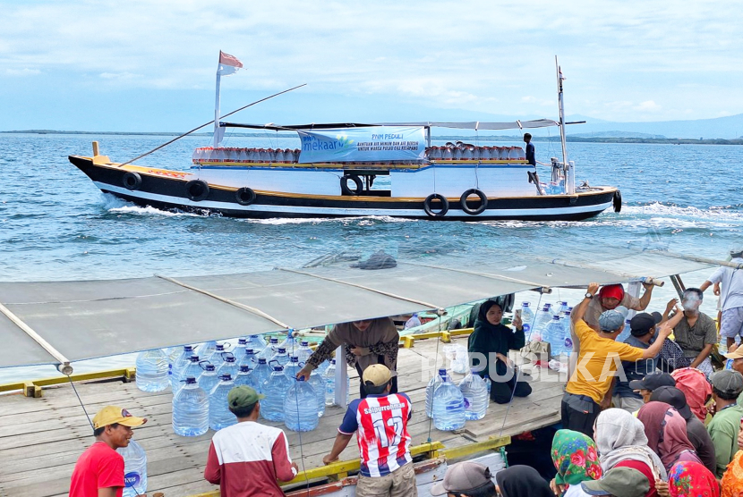 Mengirimkan bantuan air bersih ke Gili Ketapang Probolinggo.