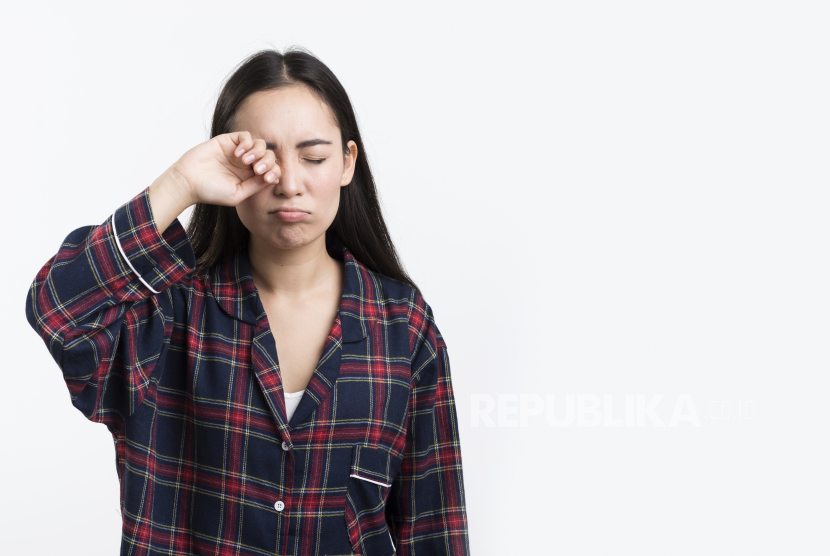 Mengucek mata (ilustrasi). Di balik kelegaan setelah mengucek mata, tersimpan bahaya jangka panjang yang serius dan berpotensi menyebabkan kerusakan permanen pada kornea (lapisan bening di depan mata).