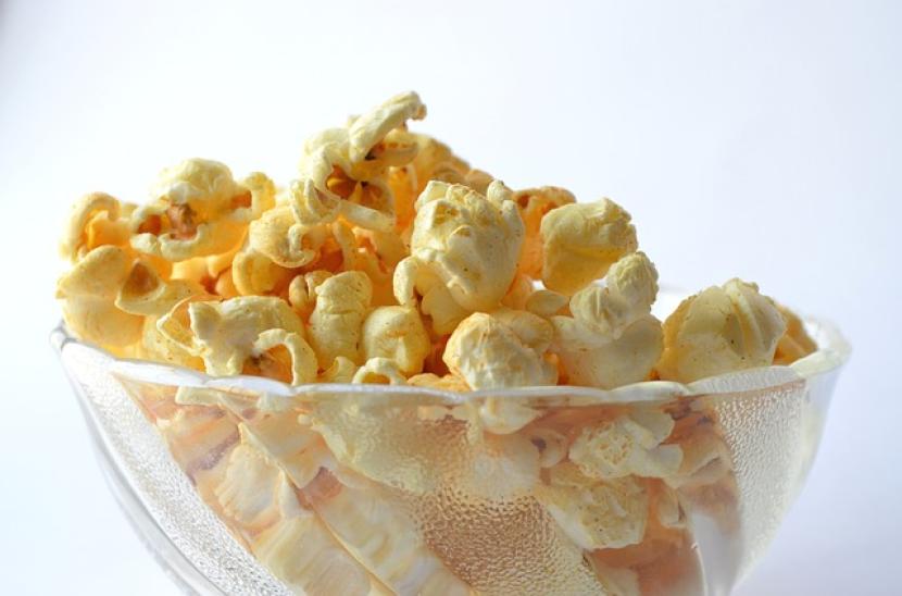 Mengudap popcorn tanpa lelehan mentega jauh lebih menyehatkan dan mengenyangkan dibanding keripik kentang.