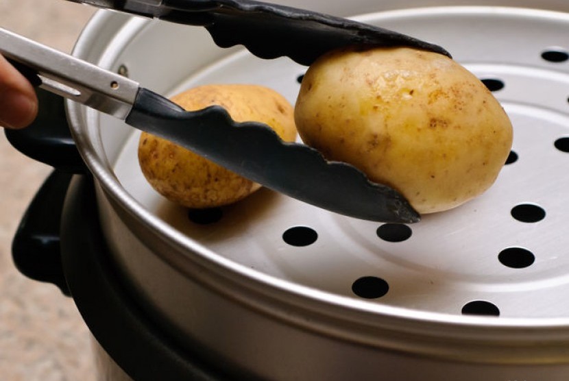 Mengukus kentang (ilustrasi)