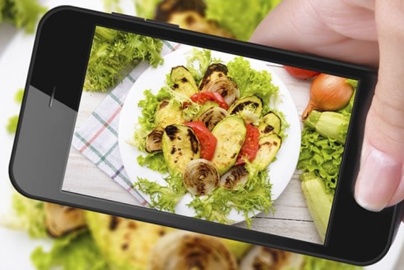 Mengunggah foto makanan ke akun sosial media telah menjadi budaya umum di seluruh dunia.