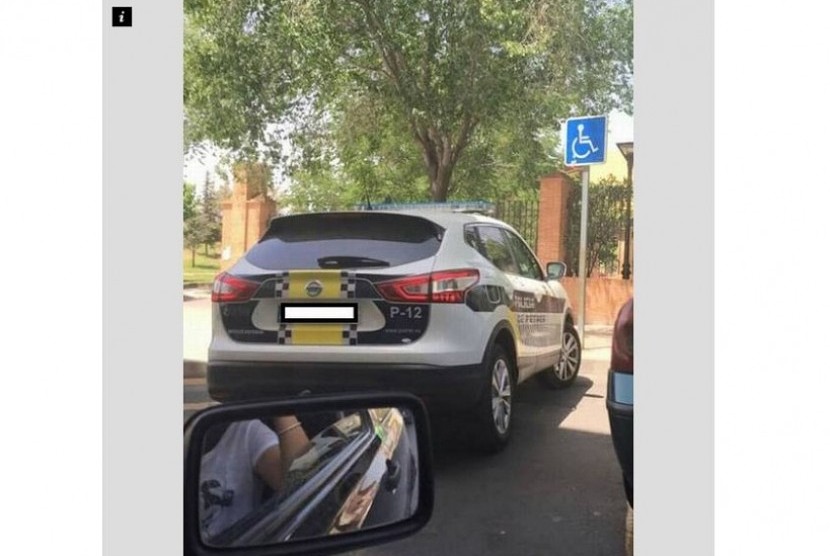 Mengunggah foto mobil polisi yang parkir sembarangan, seorang wanita di Spanyol malah kena denda