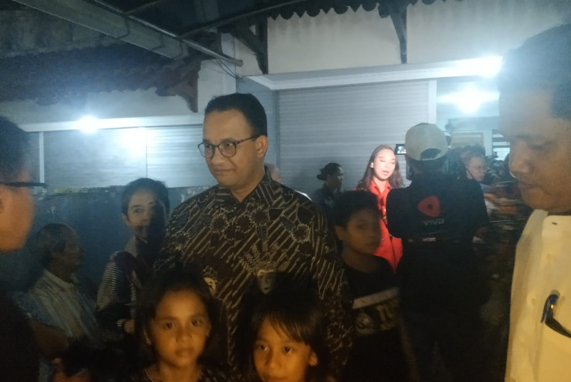 mengunjungi rumah duka almarhum Arswendo Atmowiloto di Kompleks Kompas, Petukangan, Jakarta Selatan, Jumat (19/7).