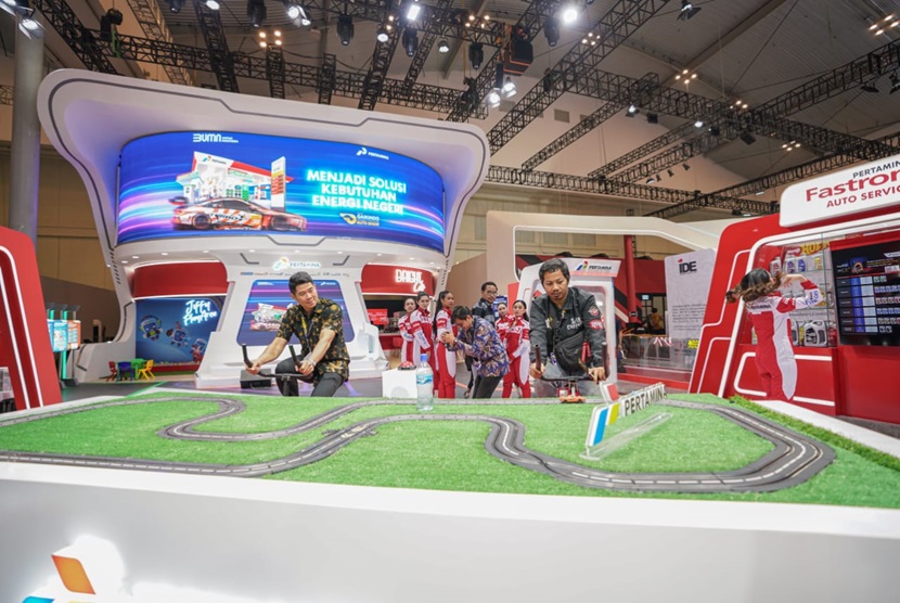 Mengusung tema Green and Performance, booth Pertamina Patra Niaga memperkenalkan layanan dan produk unggulan yang ramah lingkungan, serta menyediakan berbagai aktivitas dan mini games seru yang bisa dilakukan oleh pengunjung.