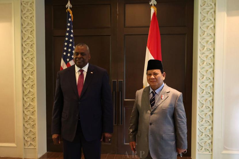 Menhan Amerika Serikat Lloyd James Austin III bertemu Menhan Prabowo Subianto di Singapura, Jumat (10/6/2022).