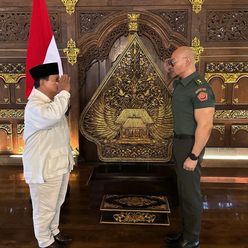 Menhan Letjen (Purn) Prabowo Subianto meresmikan pemberian pangkat Letkol Tituler TNI AD kepada Deddy Corbuzier.
