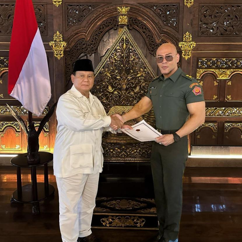 Menhan Letjen (Purn) Prabowo Subianto meresmikan pemberian pangkat Letkol Tituler TNI AD kepada Deddy Corbuzier. 