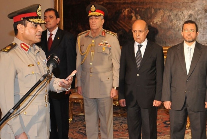 Menhan Mesir, Abdul Fattah Alsisi (kiri) mengumumkan pelengseran 70 jendral di militer Mesir.