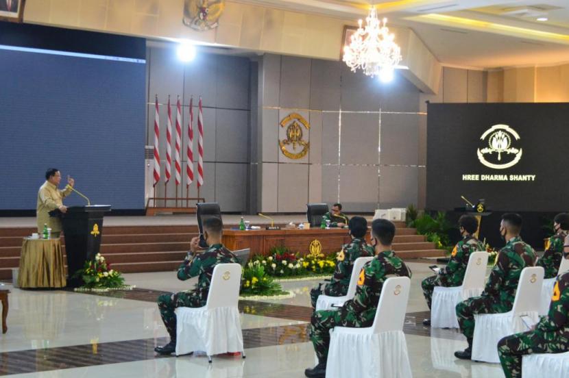 Menhan Prabowo Subianto beri pembekalan calon perwira remaja AAL di Bumimoro, Surabaya, Kamis (2/7).