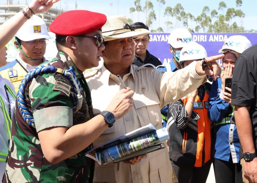 Menhan Prabowo Subianto bersama ajudan Mayor Inf Teddy Indra Wijaya di kawasan ibu kota Nusantara, Kalimantan Timur, Senin (18/3/2024).
