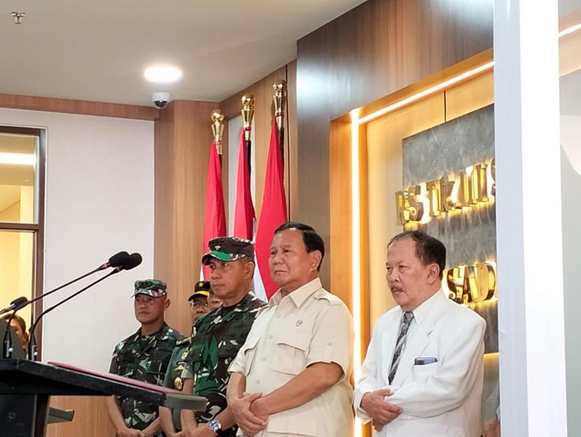 Menhan Prabowo Subianto bersama KSAD Jenderal Agus Subiyanto di RS Tingkat III Salak dr Sadjiman Bogor, Rabu (1/11/2023)