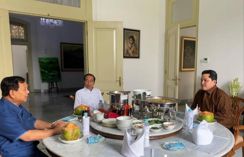 Menhan Prabowo Subianto bersama Menteri BUMN Erick Thohir diajak makan siang oleh Presiden Jokowi di Istana Bogor, Ahad (16/7/2023).