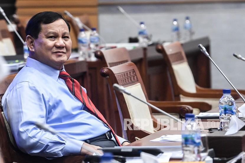 Menhan Prabowo Subianto bersiap mengikuti rapat kerja dengan Komisi I DPR di Kompleks Parlemen, Senayan, Jakarta, Rabu (2/6/2021). Rapat tersebut beragendakan pembahasan anggaran dan rencana pembelian alat utama sistem persenjataan atau alutsista yang menelan anggaran hingga Rp1.750 triliun.