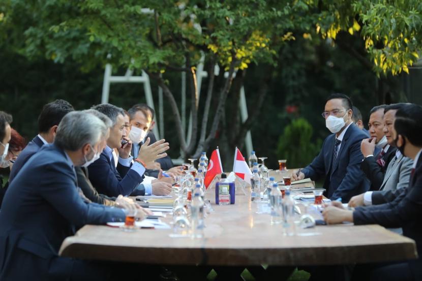 Menhan Prabowo Subianto bertemu Menteri Pertanian dan Kehutanan Turki Bekir Pakdemirli.