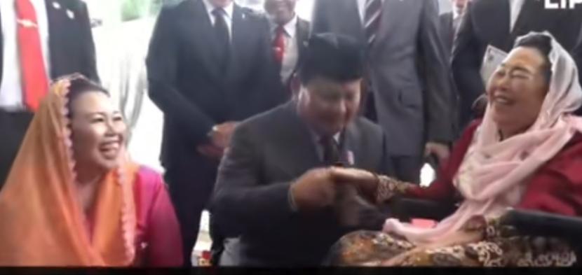 Menhan Prabowo Subianto cium tangan Ibu Sinta Nuriyah disaksikan Yenny Wahid. Prabowo Subianto akan temui Sinta Nuriyah dan Yenny Wahid dalam waktu dekat.