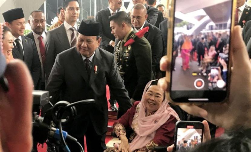 Menhan Prabowo Subianto cium tangan Ibu Sinta Nuriyah disaksikan Yenny Wahid di pelataran Gedung Nusantara, Kompleks MPR/DPR RI, Jakarta, Rabu (16/8/2023).