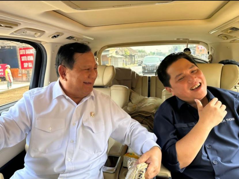 Menhan Prabowo Subianto dan Menteri BUMN Erick Thohir satu mobil dalam perjalanan dinas mengikuti Presiden Jokowi.
