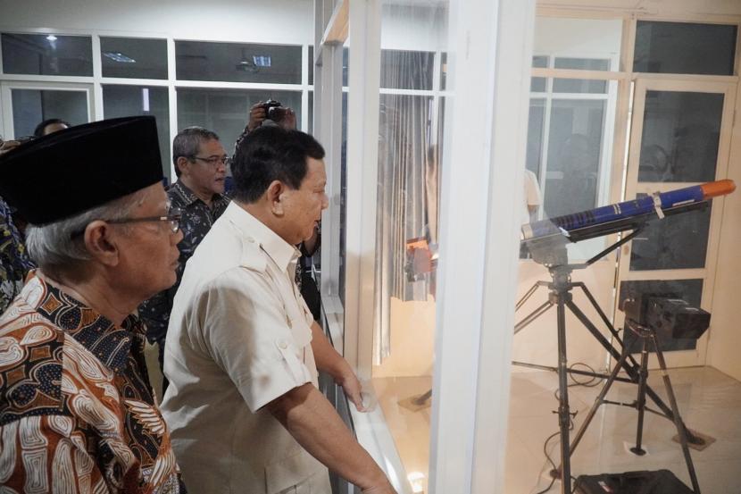 Menhan Prabowo Subianto didampingi Ketum PP Muhammadiyah Haedar Nashir melihat langsung rudal panggul antipesawat di Laboratorium CIRNOV UAD, Jumat (15/7/2023).