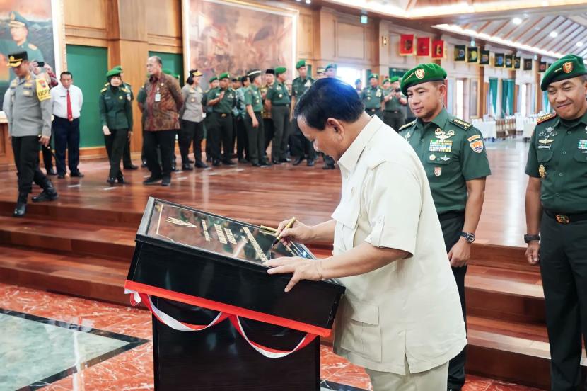 Menhan Prabowo Subianto didampingi KSAD Jenderal Agus Subiyanto meresmikan ruang makan Taruna Husein di Akmil, Magelang, Jawa Tengah, Kamis, (9/11/2023).  