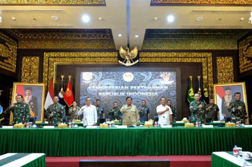 Menhan Prabowo Subianto didampingi Wamenhan dan tiga kepala staf menerima laporan penilaian WTP dari BPK pada Kamis (30/7).
