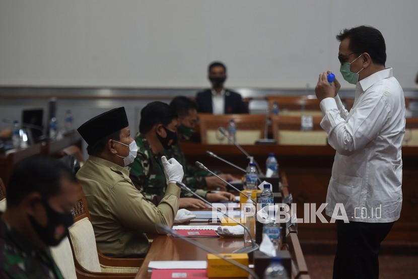 Menhan Prabowo Subianto (kiri) berbincang dengan Anggota Komisi I DPR Effendi Simbolon (kanan) sebelum rapat kerja di Kompleks Parlemen, Senayan, Jakarta, Rabu (9/9/2020). Pada raker hari ini, Prabowo berhalangan hadir. (ilustrasi)