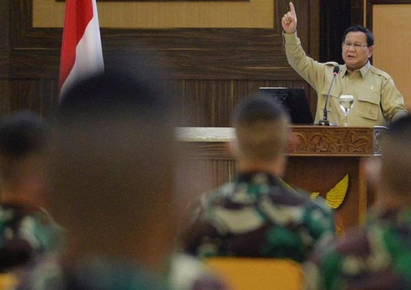 Menhan Prabowo Subianto memberi pembekalan kepada Karbol Wreda di Ksatrian AAU Yogyakarta, Jumat (12/6). 