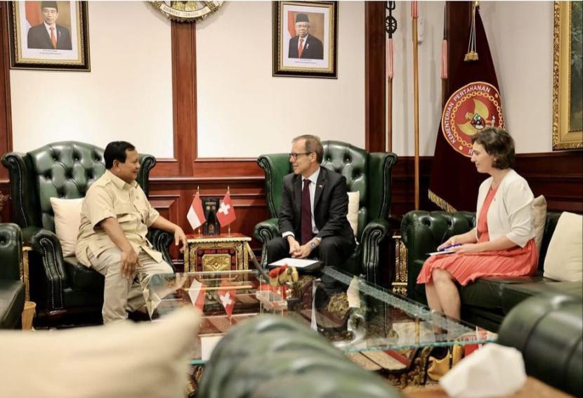 Menhan Prabowo Subianto menerima Duta Besar Swiss untuk Indonesia, HE Olivier Zehnder di kantor Kemenhan, Jakarta Pusat, Rabu (20/3/2024).