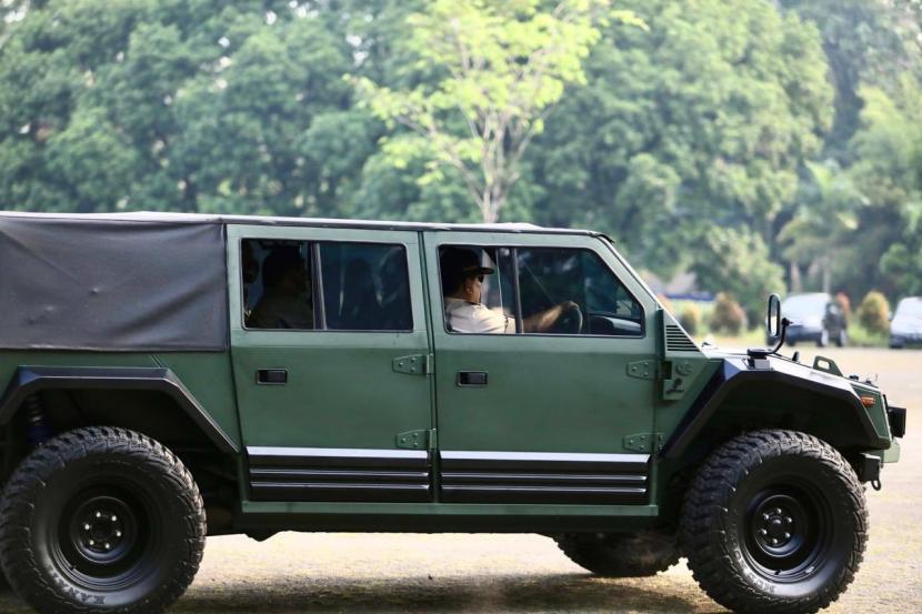Menhan Prabowo Subianto menjajal kendaraan taktis PT Pindad yang diberi nama Maung.