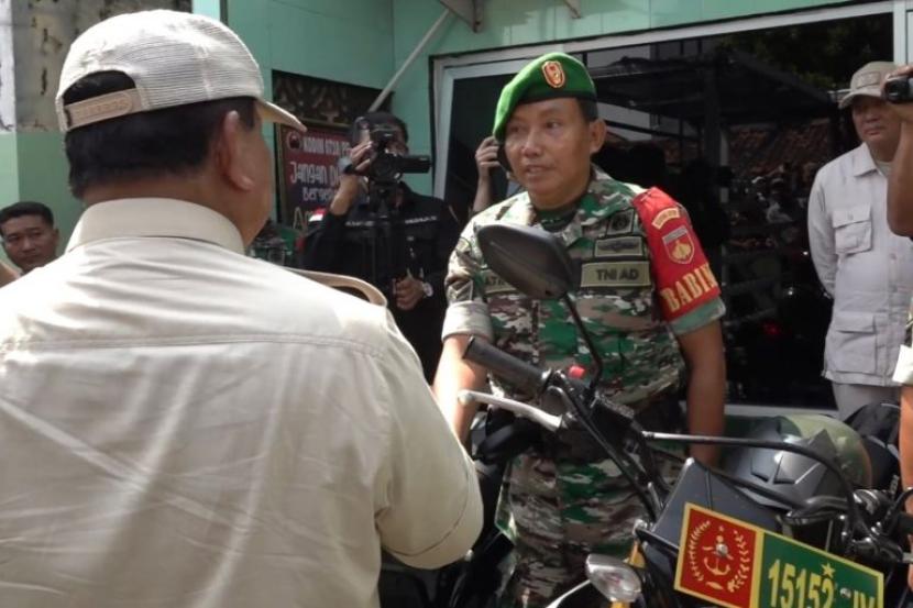 Menhan Prabowo Subianto menyalami salah satu Babinsa di Markas Koramil 0710-02/Pekalongan Timur, Jumat (19/5/2023).