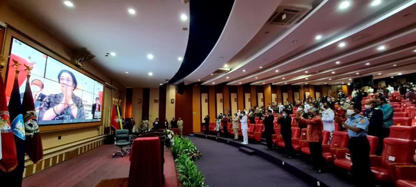 Menhan Prabowo Subianto, Rektor Universitas Universitas Pertahanan Amarulla Octavian bersama mahasiswa Universitas Pertahanan memberikan standing applause kepada Ketua Dewan Pengarah BPIP Megawati Soekarnoputri usai memberikan orasi kebangsaan di kuliah perdana S1/S2/S3, Sabtu (29/8/2020).