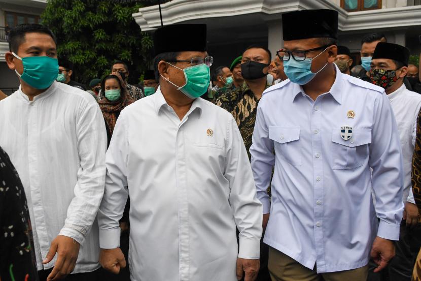 Menhan Prabowo Subianto (tengah) berbincang dengan Menteri Kelautan dan Perikanan Edhy Prabowo (kanan). (ilustrasi)