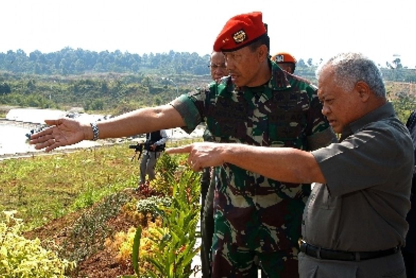 Menhan Purnomo Yusgiantoro (kanan) didampingi Danjen Kopassus Mayjen Agus Sutomo meninjau Pusat Misi Pemeliharaan Perdamaian TNI, Sentul, Bogor, Selasa (3/9).