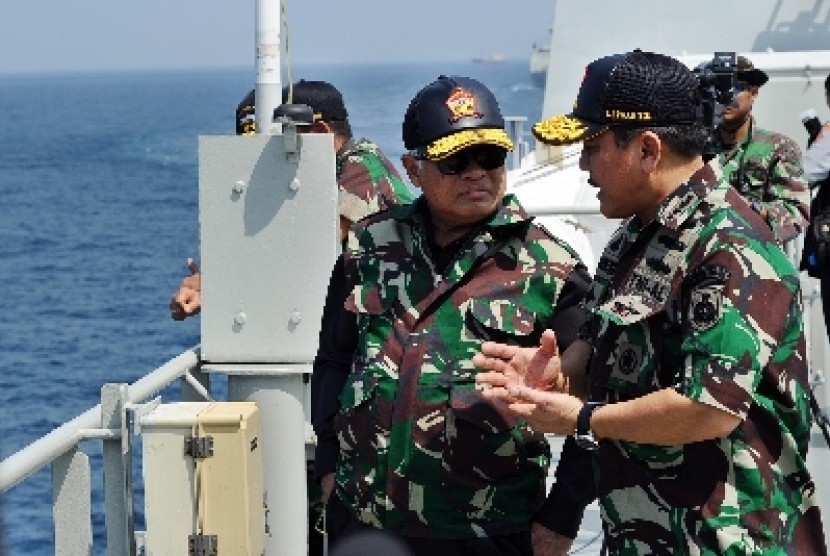  Menhan Purnomo Yusgiantoro (kiri) dan Kepala Staf Angkatan Laut (KSAL) Laksamana Marsetio di KRI Makassar di perairan Selat Madura, Selasa (3/6).