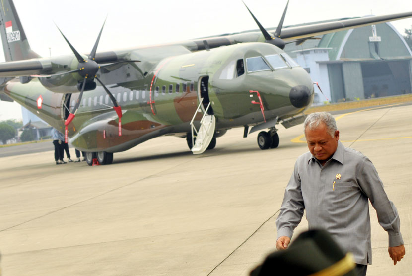 Menhan Purnomo Yusgiantoro saat acara serah terima 2 unit pesawat CN-295 di Base Ops Lanud Halim Perdanakusuma, Jakarta, Kamis (4/10). (Zabur Karuru/Antara)