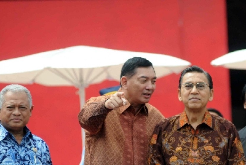  Menhan Purnomo Yusgiantoro, Wamenhan Sjafrie Sjamsoeddin, dan Wapres Boediono di Jakarta International Expo, Kemayoran, Rabu (7/11).