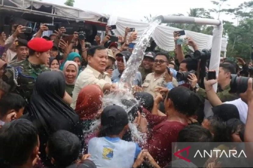 Menhan RI Prabowo Subianto bermain air dengan warga usai meresmikan Program Pipanisasi Kemenhan RI di Kampung Kalijaga, Desa Karanganyar, Kecamatan Jampangkulon, Kabupaten Sukabumi pada Sabtu (30/12/2023).