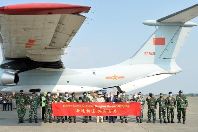 Menhan RI Prabowo Subianto menerima bantuan alkes berbagai jenis dari Dubes China untuk Indonesia, Xiao Qian di Bandara Soekarno-Hatta, Selasa (12/5).