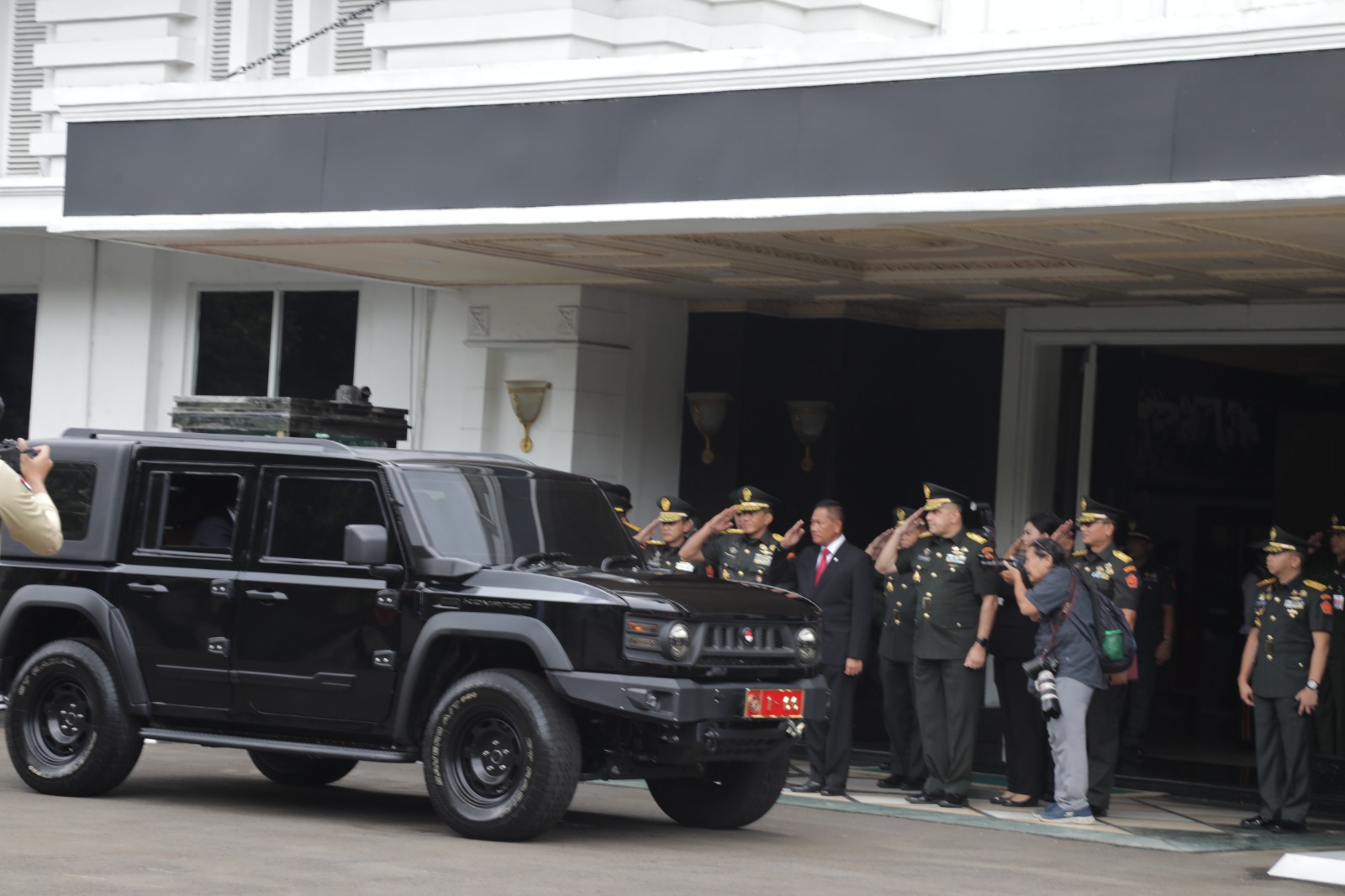 Menhan RI Sjafrie Sjamsoeddin bersama Menhan Prancis Sebastien Lecornu naik mobil Maung produksi PT Pindad dari Kemenhan, Jakarta Pusat menuju kediaman Presiden Prabowo Subianto di Hambalang, Kabupaten Bogor, Jawa Barat, Jumat (31/1/2025).