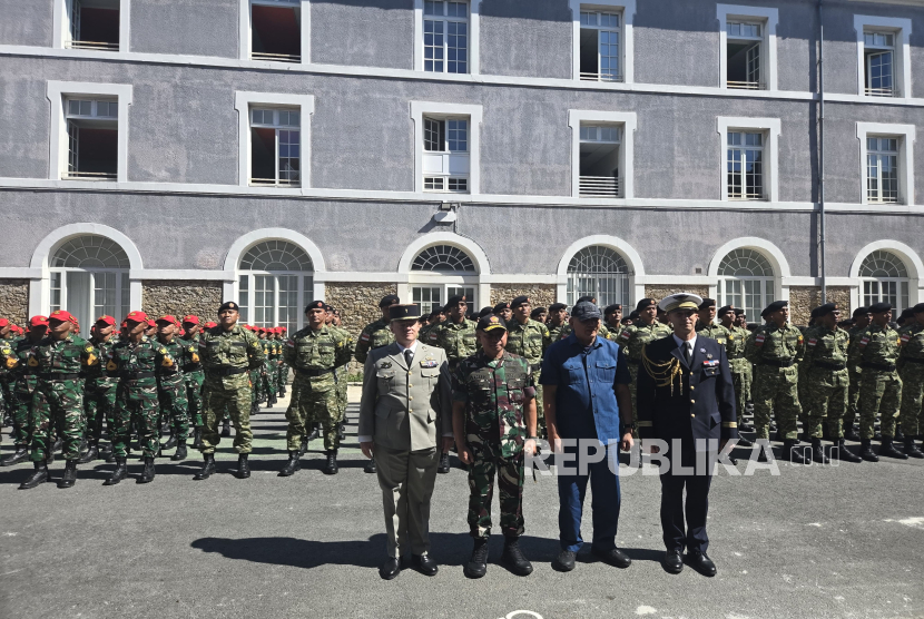 Menhan RI Sjafrie Sjamsoeddin dan Panglima TNI Jenderal Agus Subiyanto berfoto bersama Kontingen Satgas Patriot II di barak militer Fort Vincennes, Paris, Ahad (13/7/2025). 