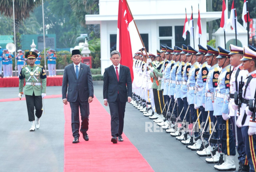 Menhan RI Sjafrie Sjamsoeddin menerima Menhan Singapura Chan Chun Sing di kantor Kemenhan, Jalan Medan Merdeka Barat, Jakarta Pusat, Selasa (5/8/2025).