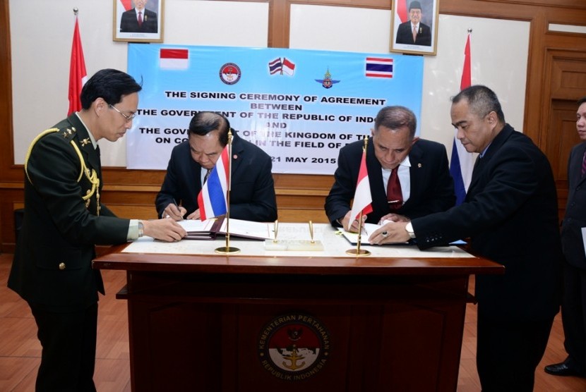 Menhan Ryamizard Ryacudu menandatangani MoU dengan Menhan Thailand Jenderal Prawit Wongsuwon.