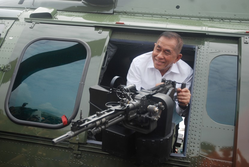 Menhan Ryamizard Ryacudu mencoba peralatan tempur seusai serah terima dua unit helikopter jenis Full Combat SAR Mission EC725 dari PTDI ke Kementerian Pertahanan di Bandung, Jawa Barat, Jumat (25/11).