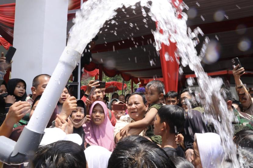 Menhan sekaligus Ketum DPP Partai Gerindra, Prabowo Subianto saat meresmikan pengeboran air bersih di Desa Suro, Kecamatan Kalibagor, Kabupaten Banyumas, Jawa Tengah, Ahad (28/10/2023).