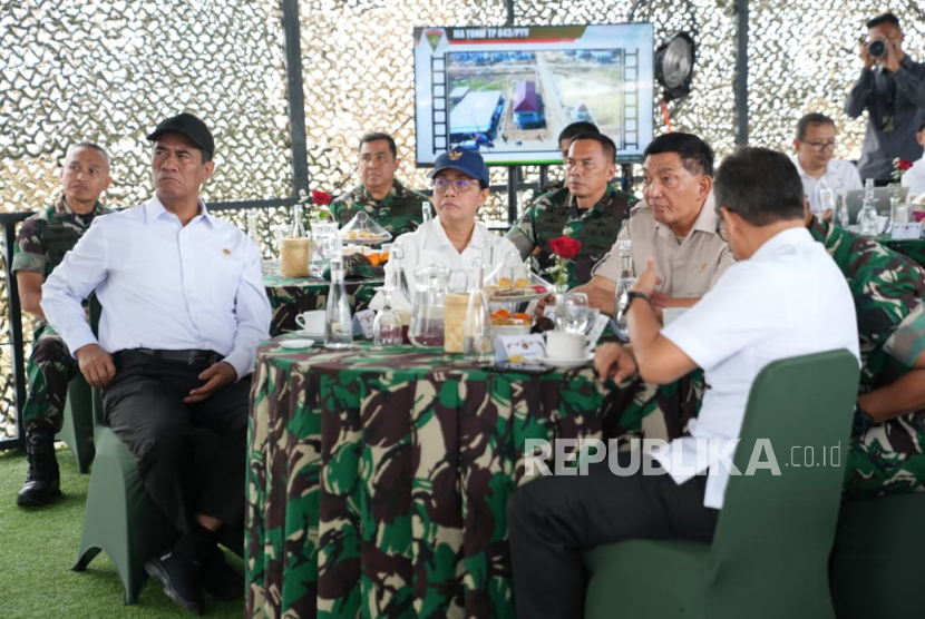 Menhan Sjafrie bersama Menkeu Sri Mulyani Indrawati, Menkes Budi Gunadi Sadikin, dan Mentan Andi Amran Sulaiman meninjau Markas Batalyon Infanteri Teritorial Pembangunan (Yonif TP) 843/Patriot Yudha Vikasa di Wanajaya, Kecamatan Cibitung, Kabupaten Bekasi, Jawa Barat, Rabu (20/8/2025).  