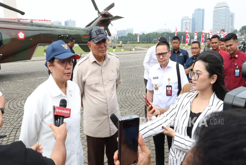 Menhan Sjafrie Sjamsoeddin dan Menkeu Sri Mulyani Indrawati di Lapangan Monas, Jakarta Pusat, Rabu (20/8/2025).