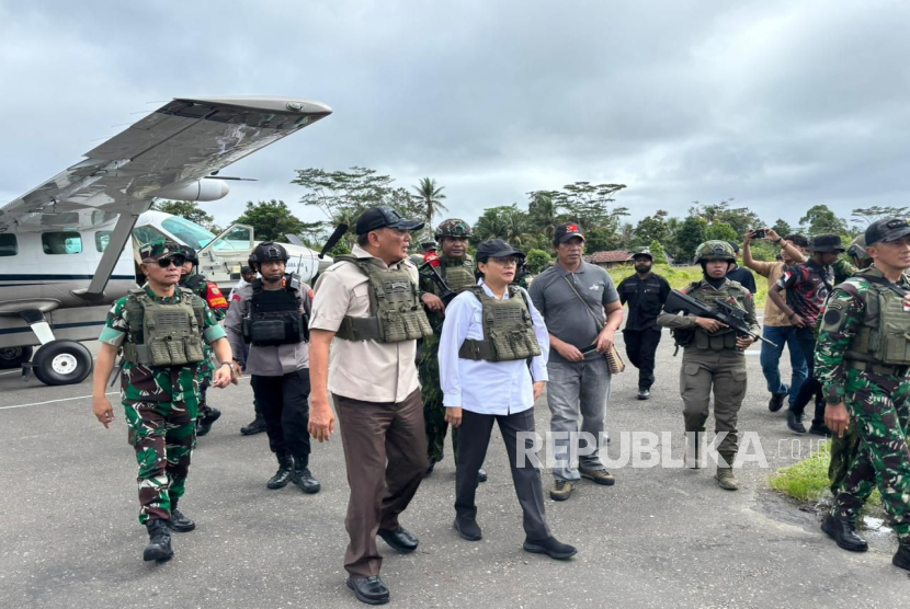 Menhan Sjafrie Sjamsoeddin dan Menkeu Sri Mulyani melakukan kunjungan kerja ke Kenyam, Nduga, Papua Pegunungan, Sabtu (7/6/2025). Kunjungan kerja ini merupakan kali pertama dilakukan oleh kedua menteri itu ke wilayah Nduga. Nduga selama ini merupakan salah satu wilayah yang menjadi basis utama kelompok separatis bersenjata Organisasi Papua Merdeka (OPM).