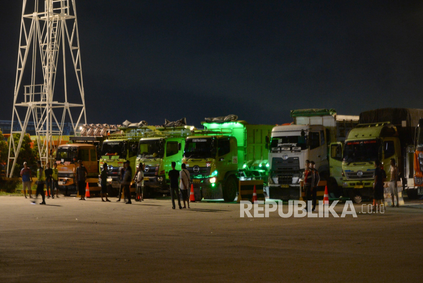 Menhub Dudy Purwagandhi bersama Kakorlantas Polri meninjau situasi Pelabuhan Merak. Menhub menegaskan tak terjadi penumpukan kendaraan dan penumpang di pelabuhan tersebut.