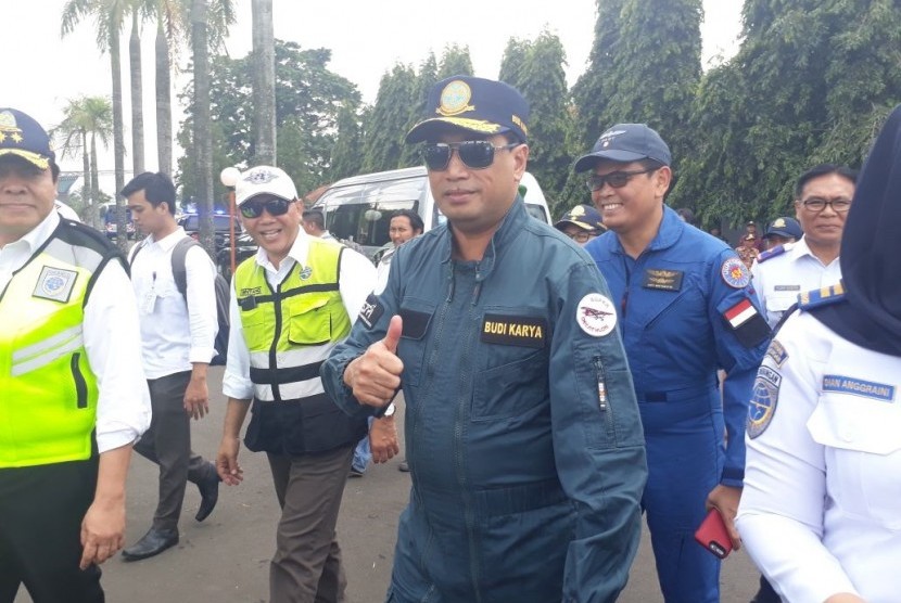 Menhub Budi Kara Sumadi berada di Bandara Budiarto, Curug, Kabupaten Tangerang, Sabtu (24/2) untuk menyampaikan program padat karya dam sekolah pilot. 