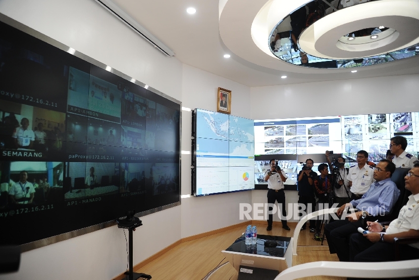  Menhub Budi Karya (kedua kanan) menyimak penjelasan saat teleconference di kantor Kemenhub, Jakarta, Ahad (25\12). Ruangan kerja di Kemenhub akan disterilisasi mulai dua hari ke depan. Ilustrasi.