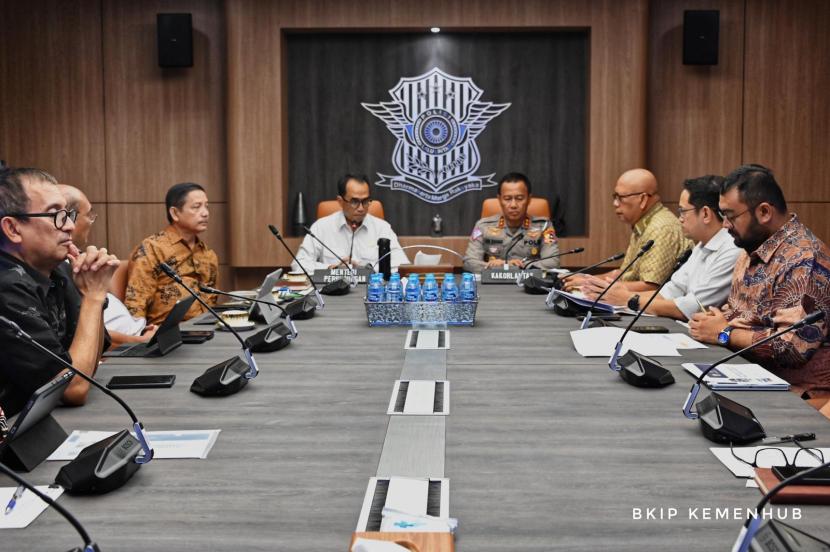 Menhub Budi Karya Sumadi bersama Kakorlantas Polri Irjen Aan Suhanan menggelar evaluasi bus pariwisata di Jakarta, Rabu (15/5/2024).